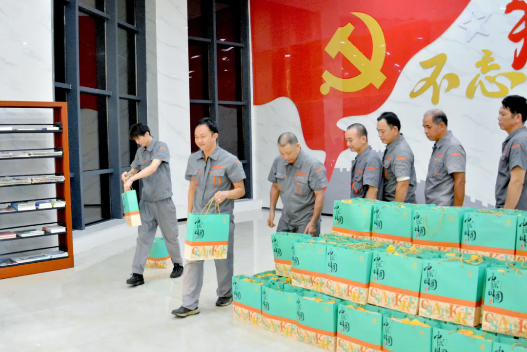 月圓中秋福至心盈︱廣東世騰為全體員工發(fā)放中秋福利